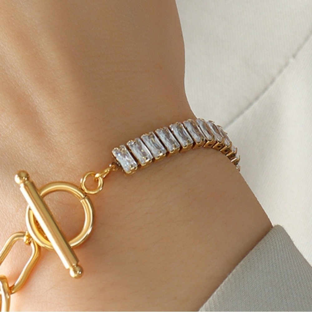 18K Gold Plated Toggle Bracelet